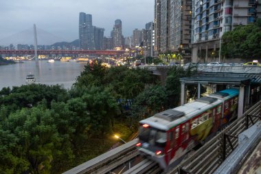 Chongqing, China- 7 Kasım 2025: Chongqing metro seferi Chongqing, Çin 'de yüksek binalı raylarda. Şehrin ana iş alanlarının ve banliyölerin ulaşım ihtiyaçlarına hizmet eder..