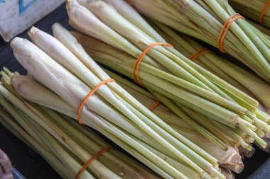 Cymbopogon, Malezya 'nın başkenti Kuching' de yerel pazarda satılan limon otu olarak da bilinir. Limon otu, salata, çorba, köri ve hatta kokteyllerde bile kullanılabilen çok yönlü bir bitkidir.