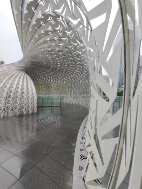 Chongqing, Çin 'deki Yüzük Alışveriş Merkezi' nin dışındaki Işık ve Gölge Nautilus sanat yapısı. Nautilus kabuğuna benzeyen büyük, sarmal bir metal yapıdır.