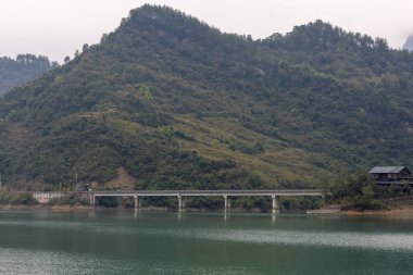 Wujiang Nehri 'nin Chongqing, Çin' deki deniz yolculuğunun manzarası. Turistlere dağların ve nehirlerin güzelliğinin tadını çıkarma ve doğal manzarayı keşfetme olanağı sağlıyor.