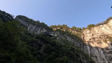 Wulong Karst Jeoloji Parkı 'ndaki Kutsal Ejder Köprüsü, Chongqing. Uçsuz bucaksız kemeri ve görkemli görüntüsüyle karst manzarasının muhteşem manzarasını sunar.