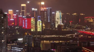 Chongqing, China- 6 Kasım 2025: insanlar geceleri Chongqing, Çin 'de Shibati' yi ziyaret eder. Shibati 'nin gece manzarası özellikle modern gökdelenlerin arka planına karşı çarpıcı.