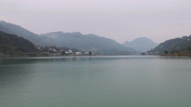 Wujiang Nehri 'nin Chongqing, Çin' deki deniz yolculuğunun manzarası. Turistlere dağların ve nehirlerin güzelliğinin tadını çıkarma ve doğal manzarayı keşfetme olanağı sağlıyor.