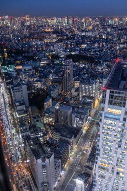 Shibuya 'nın Tokyo şehir merkezindeki havadan görünüşü, alacakaranlıkta Shibuya bölgesinde üst düzey kuleler kümeleniyor.