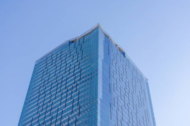 Tokyo 'daki Shibuya Scramble Meydanı' nın dış görünüşü, mavi gökyüzü.