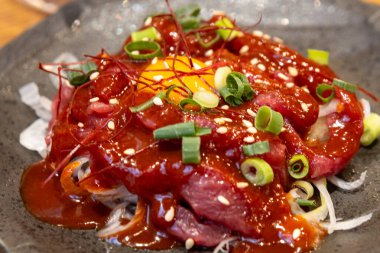 Basashi, çiğ at eti, çiğ yumurtayla servis edilir. At eti ince dilimlere ayrılır, balık sashimi 'sine benzer, ve çiğ servis edilir..