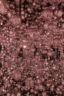 Tokyo 'daki Sınır Tanımayan Takım Laboratuvarı' nda Kabarcık Evren. Sınır Tanımayan Takım Laboratuvarı sınırları olmayan bir sanat eserleri dünyası, haritası olmayan bir müze.