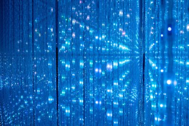 Aydınlatma ile güzel ışıklandırma sanat eserleri. Yüzlerce LED ışık dizisi aynlı sonsuzluk odasının tavanında asılı.