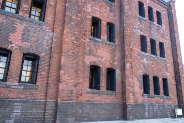 Yokohama, Japonya 'daki Akarenga ya da Kırmızı Tuğla Deposu. Tarihi, yenilenmiş bir kırmızı tuğla bina kompleksi. Alışveriş ve yemek için popüler bir yer.