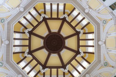 Japonya, Tokyo 'daki Marunouchi İstasyonu' nun ikonik tavan yapısı. Sekiz görkemli kartal heykeliyle Itsoctagonal Kuzey ve Güney Kubbesi