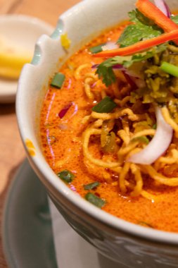 Khao Soi, Kuzey Tayland 'daki Chiang Mai şehrinden gelen körili şehriye çorbası. Zengin, kremalı ve hafif baharatlı hindistan cevizi sütü suyuyla bilinir.