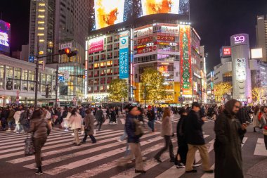 Tokyo, Japonya - 16 Aralık 2025: Tokyo 'daki Shibuya Scramble Geçidi' ni geçecek insanlar. Tokyo 'nun simgesel simgesidir.