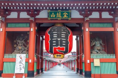 Tokyo, Japonya - 16 Aralık 2025 Kaminarimon veya Thunder Gate, Sensoji Tapınağı 'nın ana girişi. Tokyo, Japonya 'daki Asakusa' nın simgesi. Kanji ile yazılmış Kaminarimon 'lu etkileyici dev kırmızı kağıt fener.