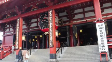 Tokyo, Japonya - 16 Aralık 2025: Tokyo, Japonya 'daki güzel Sensoji tapınağı. Senso-ji 628 yılında kuruldu ve Tokyo 'daki en eski tapınak oldu.