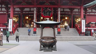 Tokyo, Japonya - 16 Aralık 2025: Tokyo, Japonya 'daki güzel Sensoji tapınağı. Senso-ji 628 yılında kuruldu ve Tokyo 'daki en eski tapınak oldu.