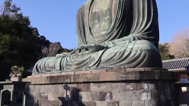 Japonya, Kamakura 'nın Yüce Buda' sı. Kamakura ya da Kamakura Daibutsu 'nun bronzlaşmış Büyük Buda' sı 13. yüzyıla dayanır ve Japonya 'daki en uzun ikinci bronz Buda' dır.