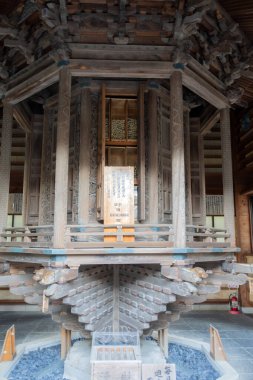 Kamakura, Japonya-17 Aralık 2025: Mani Wheel House Japonya 'nın Kamakura kentindeki Hasedera tapınağının içinde. Dua tekerleri veya Mani tekerlekleri Tibet Budizminde kullanılan dini araçlardır.
