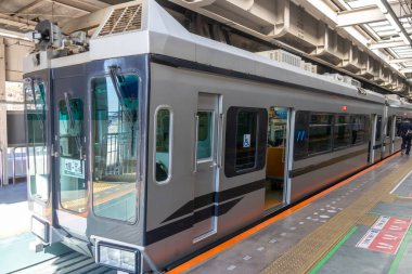 Enoshima, Japonya-17 Aralık 2025: Enoshima, Japonya 'daki bir istasyonda durdurulmuş bir Shonan tren istasyonu. Shonan Raylı 'sı Japonya' nın ilk askıya alınan rayıydı.