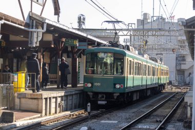 Kamakura, Japonya-17 Aralık 2025: Enoshima tren istasyonu, Japonya. Enoden Hattı, Fujisawa ve Kamakura arasındaki mesafeyi kapsayan çok şirin bir tren hattıdır.