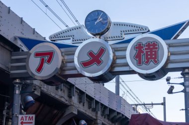 Tokyo, Japonya - 17 Aralık 2025: Ameyoko alışveriş caddesi Tokyo 'nun kalbinde yer almaktadır. Demiryolu hattının altındaki bu işlek pazar caddesinde 400 'den fazla dükkan var..