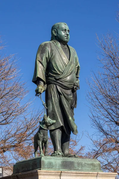 Tokyo, Japonya - 17 Aralık 2025 Ueno Park, Tokyo 'da bulunan Saigo Takamori ve köpeğinin bronz heykeli. O, Japonya 'daki en etkili samuraylardan biridir..