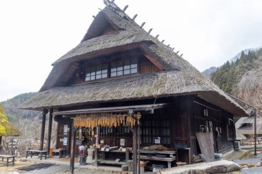Kawaguchiko, Japonya - 20 Aralık 2025: Saiko Iyashi-no-Sato Nenba Kawaguchiko, Japonya 'da yer almaktadır. Geleneksel bir Japon köyü ve 20 sazdan çatılı evi olan açık hava müzesi..