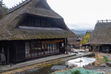 Kawaguchiko, Japonya - 20 Aralık 2025: Saiko Iyashi-no-Sato Nenba Kawaguchiko, Japonya 'da yer almaktadır. Geleneksel bir Japon köyü ve 20 sazdan çatılı evi olan açık hava müzesi..