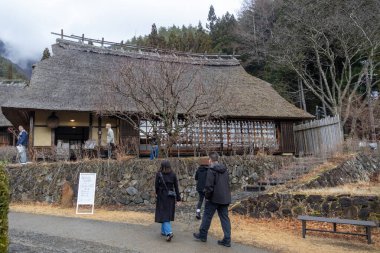 Kawaguchiko, Japonya - 20 Aralık 2025: Saiko Iyashi-no-Sato Nenba Kawaguchiko, Japonya 'da yer almaktadır. Geleneksel bir Japon köyü ve 20 sazdan çatılı evi olan açık hava müzesi..