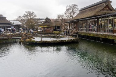 Oshino, Japonya- 20 Aralık 2025: Oshino Hakkai Nakaike Gölü, Japonya. İnanılmaz derecede berrak, kobalt mavisi kaynak suyuyla ünlüdür. Fuji 'nin karları eridi..