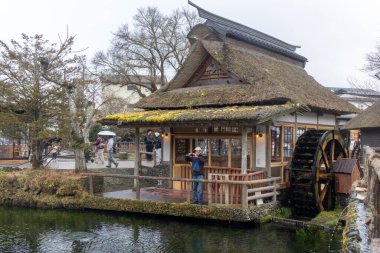 Oshino, Japonya- 20 Aralık 2025: Oshino Hakkai Nakaike Gölü, Japonya. İnanılmaz derecede berrak, kobalt mavisi kaynak suyuyla ünlüdür. Fuji 'nin karları eridi..