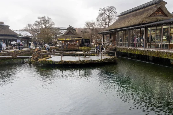 Oshino, Japonya- 20 Aralık 2025: Oshino Hakkai Nakaike Gölü, Japonya. İnanılmaz derecede berrak, kobalt mavisi kaynak suyuyla ünlüdür. Fuji 'nin karları eridi..