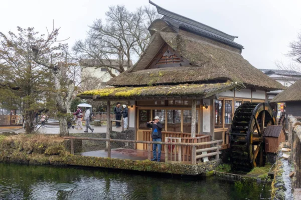 Oshino, Japonya- 20 Aralık 2025: Oshino Hakkai Nakaike Gölü, Japonya. İnanılmaz derecede berrak, kobalt mavisi kaynak suyuyla ünlüdür. Fuji 'nin karları eridi..