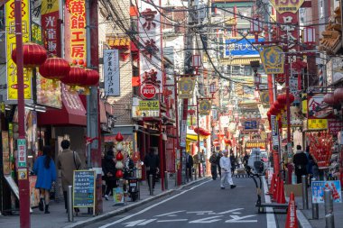 Yokohama, Japonya - 23 Aralık 2025: Yokohama, Japonya 'da Çin Mahallesi Vibrant Caddesi. Renkli kapılar ve bir dizi Çin yiyeceğiyle dolu enerjik sokaklar canlı ve hareketli bir atmosfer yaratıyor.
