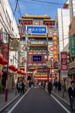 Yokohama, Japonya - 23 Aralık 2025: Yokohama, Japonya 'da Çin Mahallesi Vibrant Caddesi. Renkli kapılar ve bir dizi Çin yiyeceğiyle dolu enerjik sokaklar canlı ve hareketli bir atmosfer yaratıyor.