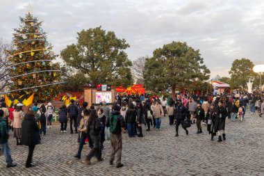 Yokohama, Japonya - 23 Aralık 2025: Yokohama Kırmızı Tuğla Deposu, Japonya 'daki Noel Pazarı' na insanlar katılıyor. Pek çok gösteriyi sunar ve Noel dileklerini yemek ve hediyeyle gerçekleştirir.