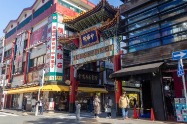 Yokohama, Japonya - 23 Aralık 2025: Zenrinmon Kapısı Yokohama Çin Mahallesi, Japonya. Çin restoranları ve dükkanlarla dolu hareketli caddelerdeki ikonik, renkli Çin tarzı kapıları.