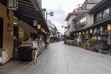 Tokyo, Japonya - 27 Aralık 2025: Taishakuten Sando boyunca Shibamata, Tokyo 'da alışveriş. Sıcak atıştırmalıklar satan, otantik bir kültürel deneyim sunan dükkanlarla dolu bir cadde.