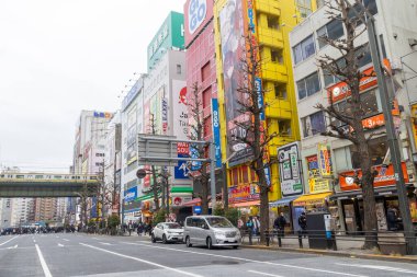 Tokyo, Japonya - 27 Aralık 2025: Akihabara, Tokyo 'daki yüksek katlı alışveriş merkezi ve ofis. Ayrıca Akiba, Tokyo 'nun orta kesiminde birçok elektronik mağazasıyla ünlü bir ilçedir.
