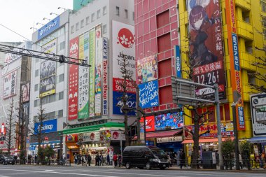 Tokyo, Japonya - 27 Aralık 2025: İnsanlar ve turistler Tokyo, Akihabara 'yı ziyaret ediyor. Ayrıca Akiba, Tokyo 'nun orta kesiminde birçok elektronik mağazasıyla ünlü bir ilçedir.