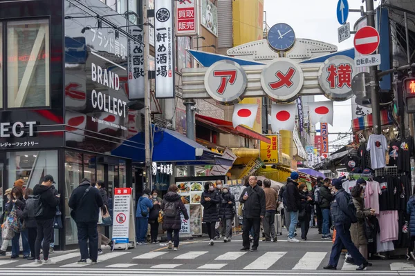 Tokyo, Japonya - 27 Aralık 2025: Tokyo, Japonya 'da Ueno Ameyoko canlı pazar sahnesi. Yükseltilmiş demiryolu hattının altında bir mağaza koleksiyonu.