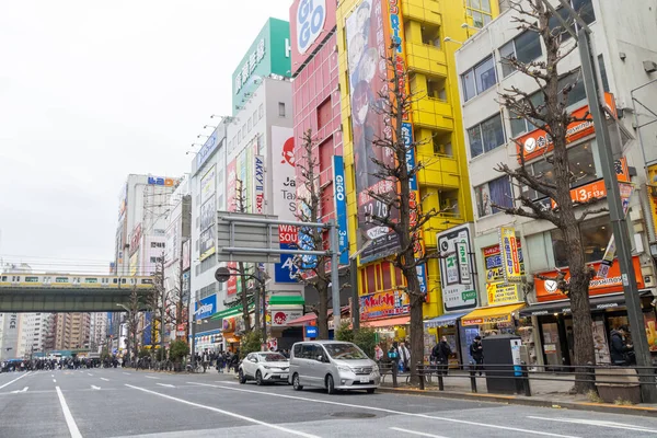 Tokyo, Japonya - 27 Aralık 2025: Akihabara, Tokyo 'daki yüksek katlı alışveriş merkezi ve ofis. Ayrıca Akiba, Tokyo 'nun orta kesiminde birçok elektronik mağazasıyla ünlü bir ilçedir.
