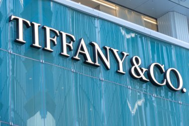Tokyo, Japonya-28 Aralık 2025: Tokyo, Japonya 'da Tiffany and Co' nun imzası ve dükkânı. Ünlü bir Amerikan lüks mücevher şirketidir. Elmas nişan yüzüğüyle ünlüdür.