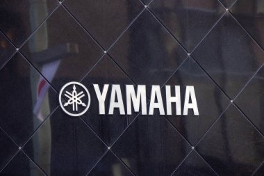 Tokyo, Japonya-28 Aralık 2025: Tokyo, Japonya 'da Yamaha' nın imzası ve dükkânı. Yamaha, müzik enstrümanları (piyano, gitar, davul) ve motorsikletleriyle tanınan dünya çapında tanınmış bir Japon markasıdır.