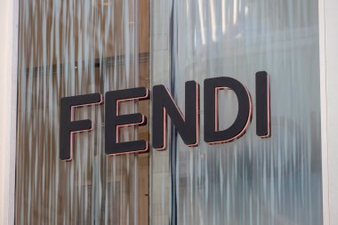 Tokyo, Japonya-28 Aralık 2025: Tokyo, Japonya 'da Fendi' nin imzası ve dükkânı. Fendi, kaliteli kürkü ve deri eşyalarıyla ünlü ünlü ünlü bir İtalyan lüks moda evi.