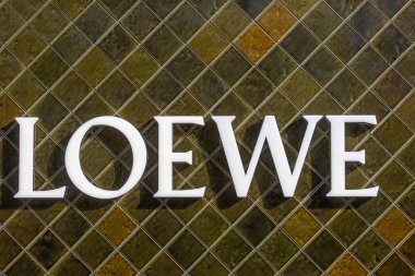 Tokyo, Japonya-28 Aralık 2025: Tokyo, Japonya 'da Loewe' nin imzası ve dükkânı. Loewe, deri işçiliği, aksesuarları, hazır giyim ve parfümleriyle ünlü bir İspanyol lüks moda evi.
