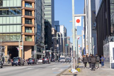 Tokyo, Japonya-28 Aralık 2025: Tokyo 'da tarihi bir bölge olan Kyobashi' de sokak manzarası. Modern çalışma alanı ile sanat ve mirası harmanlayan çok sayıda seçkin ofis gökdelenine ev sahipliği yapar..