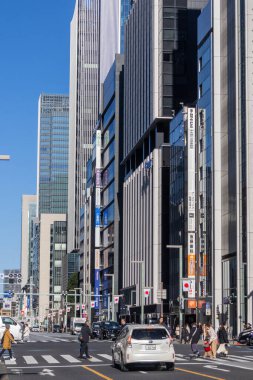 Tokyo, Japonya-28 Aralık 2025: Tokyo 'da tarihi bir bölge olan Kyobashi' de sokak manzarası. Modern çalışma alanı ile sanat ve mirası harmanlayan çok sayıda seçkin ofis gökdelenine ev sahipliği yapar..