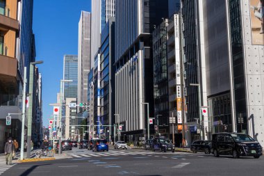 Tokyo, Japonya-28 Aralık 2025: Tokyo 'da tarihi bir bölge olan Kyobashi' de sokak manzarası. Modern çalışma alanı ile sanat ve mirası harmanlayan çok sayıda seçkin ofis gökdelenine ev sahipliği yapar..