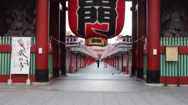 Tokyo, Japonya - 16 Aralık 2025 Kaminarimon veya Thunder Gate, Sensoji Tapınağı 'nın ana girişi. Tokyo, Japonya 'daki Asakusa' nın simgesi. Kanji ile yazılmış Kaminarimon 'lu etkileyici dev kırmızı kağıt fener.