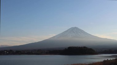 Mt. Dağın nefes kesici manzarası. Fuji ve Kawaguchi Gölü. Kawaguchi Gölü, zamansız manzaralı güzelliğiyle göze çarpar. Bu bölgede, ziyaretçiler çeşitli etkinliklerden zevk alabilirler.